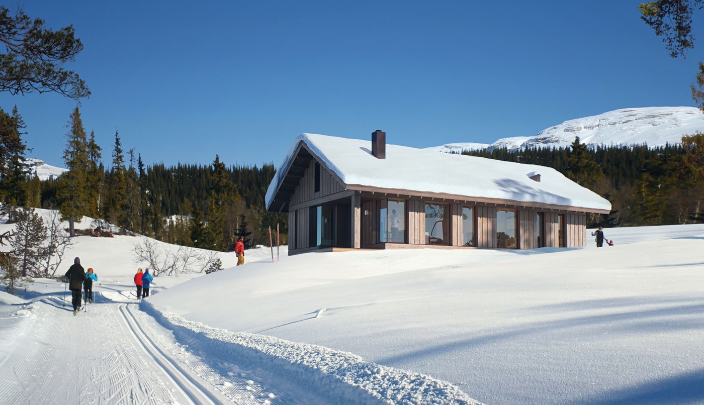 Leve-hytte i vinterlandskap med skiløpere
