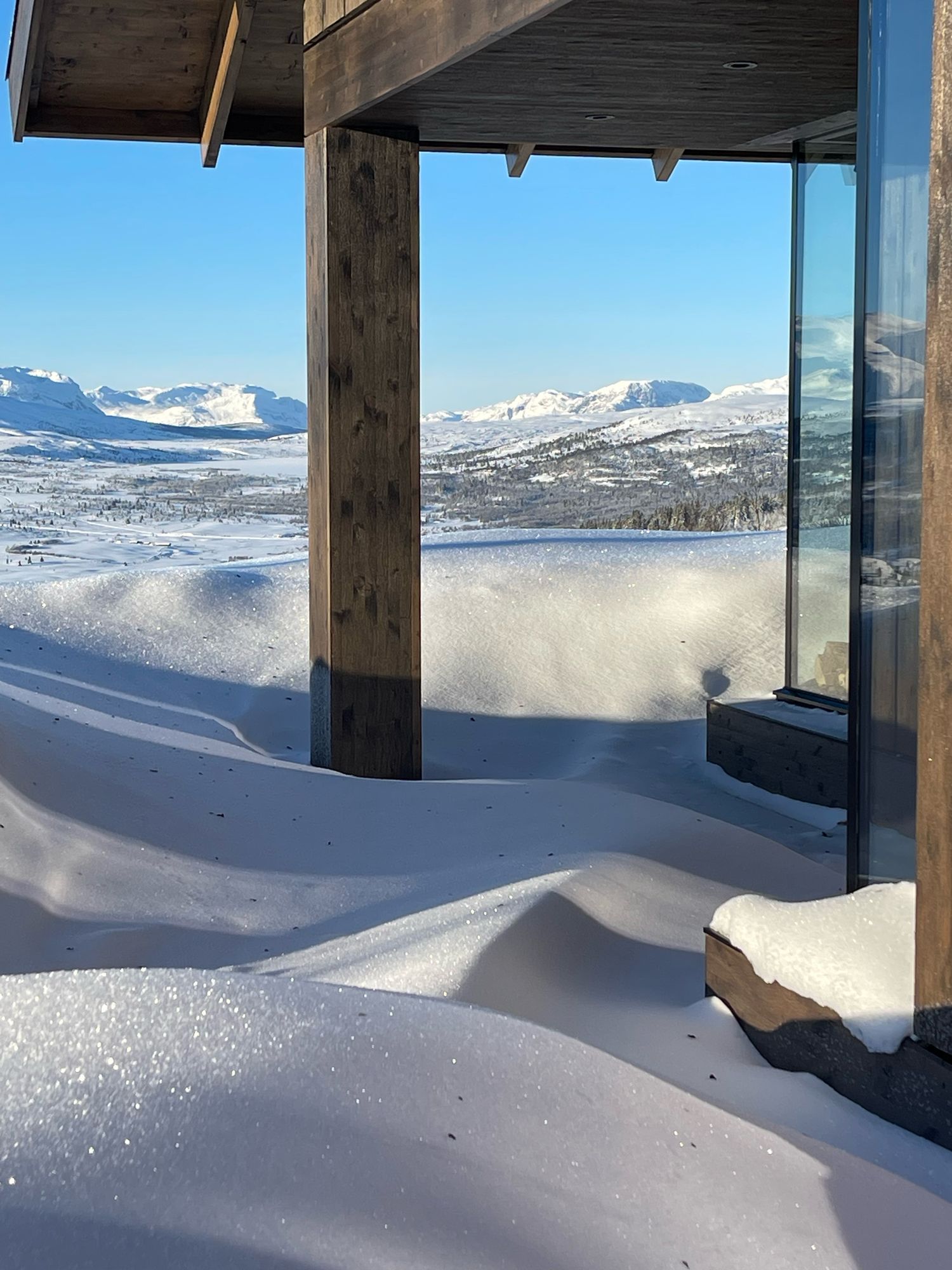 Utsikt fra hyttevinduet mot Syndin og fjellene rundt Vaset